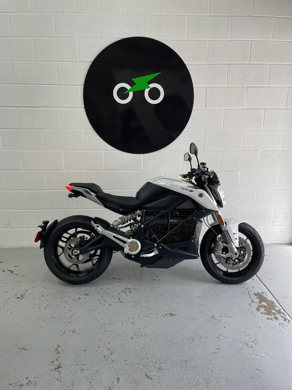 2024 Zero S White-Silver colorway 14.4kWh top speed 86mph - Image 10