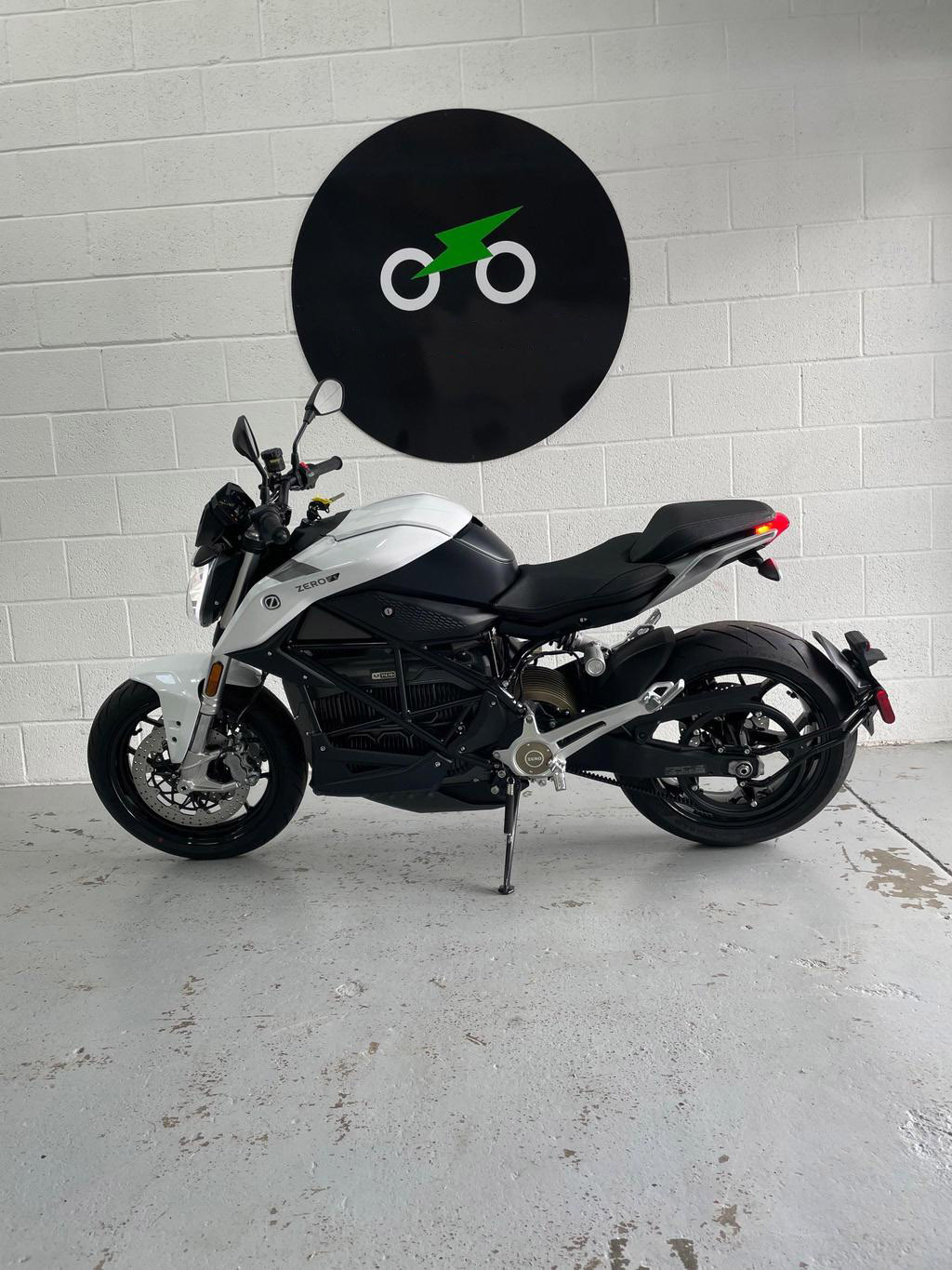 2024 Zero S White-Silver colorway 14.4kWh top speed 86mph - Image 4