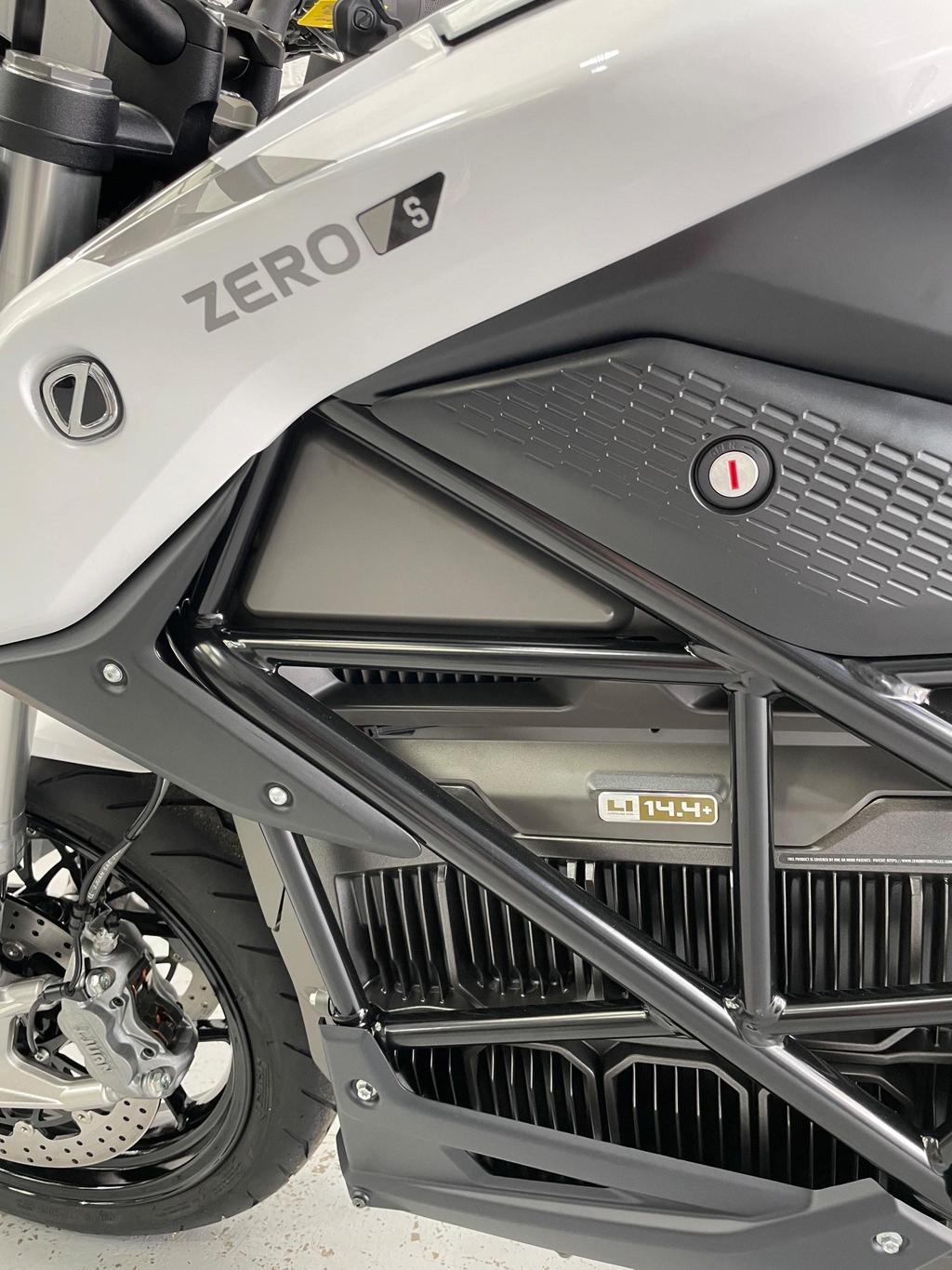 2024 Zero S White-Silver colorway 14.4kWh top speed 86mph - Image 5