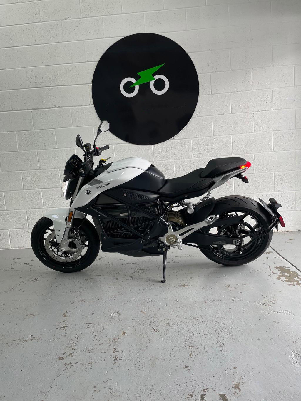 2024 Zero S White-Silver colorway 14.4kWh top speed 86mph - Image 6