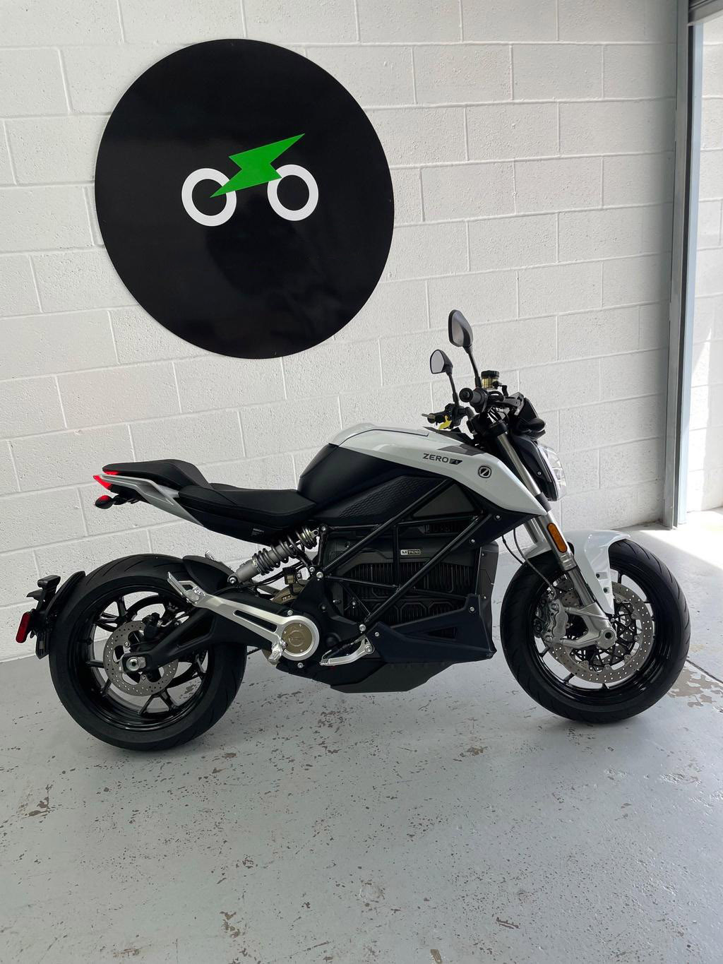 2024 Zero S White-Silver colorway 14.4kWh top speed 86mph - Image 7